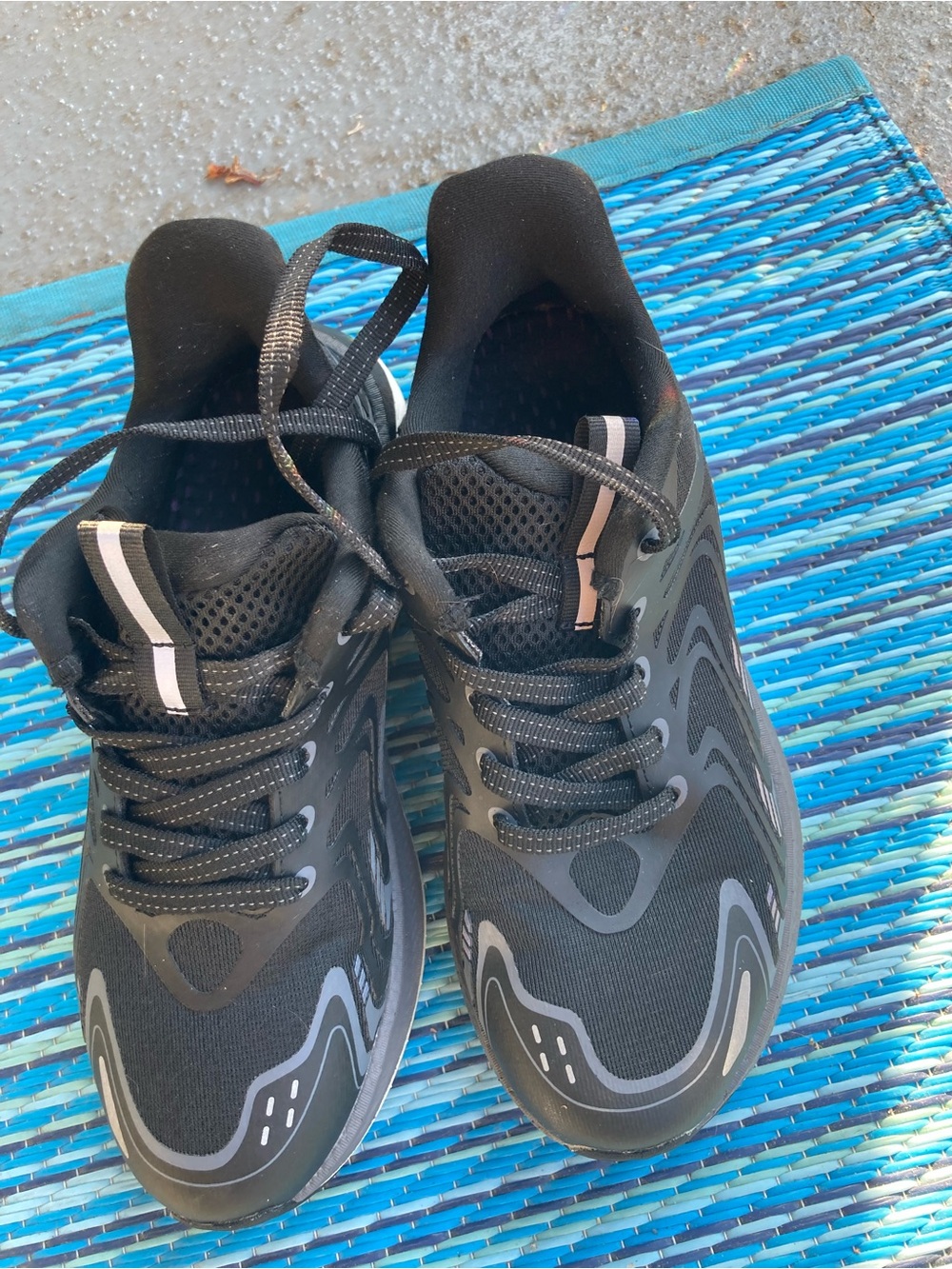 Black women’s running shoes, size 6